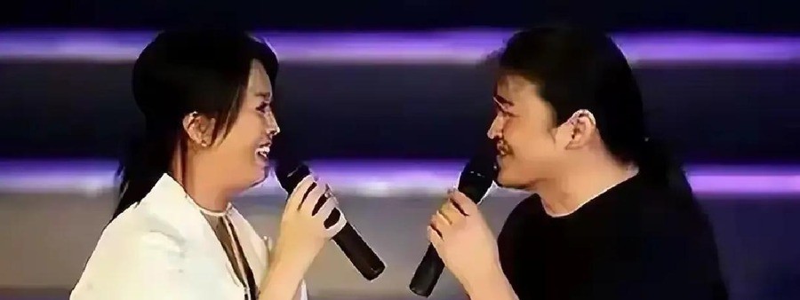 郭德纲在武汉台上改了几句《弹起我心爱的土琵琶》的歌词，主办方掏了64万罚款，他自己名下12场商演全停了。
2026年7月24日晚，郭德纲在武汉《济公活佛》第八本专场中改了歌词。8月11日，武汉市文旅局正式立案。8月15日，西安麒麟剧社十周年巡演取消。8月20日至22日，烟台三场延期。9月2日，青岛专