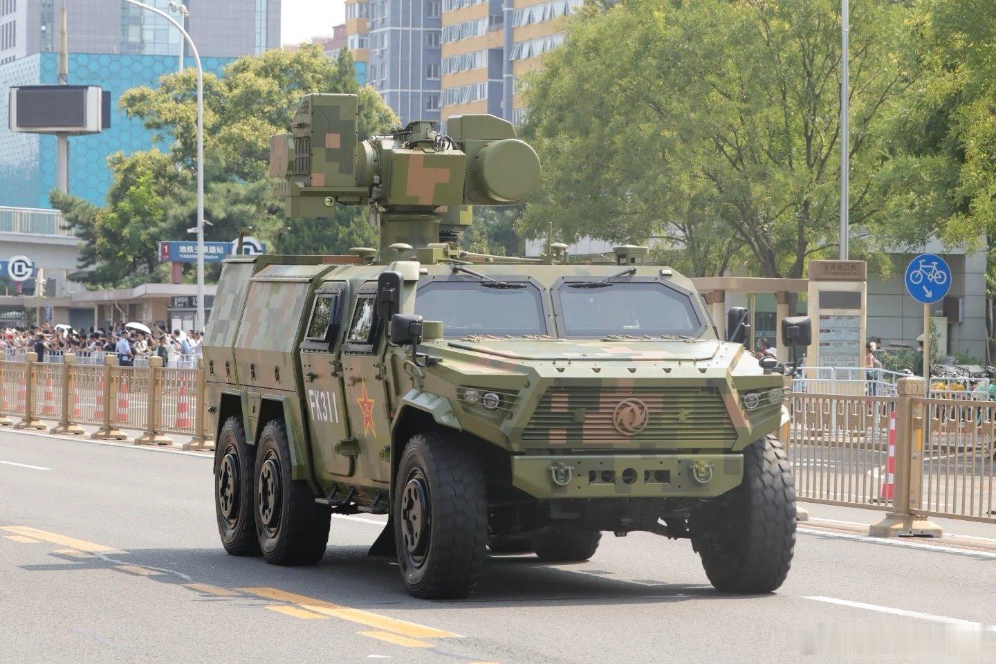 东风猛士6×6底盘 车载高能激光防空武器（FK311）
 
这是国产机动式高能激光反无人机武器系统，搭载在东风猛士三代6轮装甲底盘上，阅兵编号FK311。 ​
