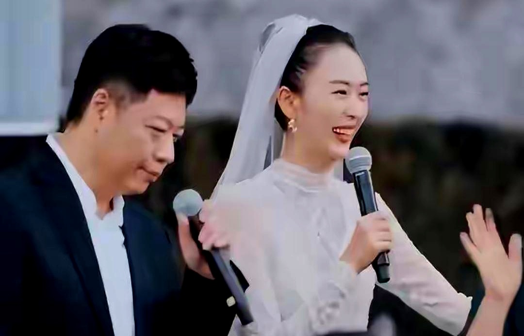 张默在泰国社交账号上自封“坑爹王”，雪茄豪车换着晒，国内影视圈的大门却早就彻底关死。当年老爹张国立连夜发声替他向公众道歉，如今再被媒体追问儿子，老戏骨只能扭头回避，连提都不愿多提
 

反观当年被他动手的童瑶，硬是凭本事把人生盘活了。从《大江大河》演到《三十而已》，金鹰奖、白玉兰拿到手软，一场切榴莲