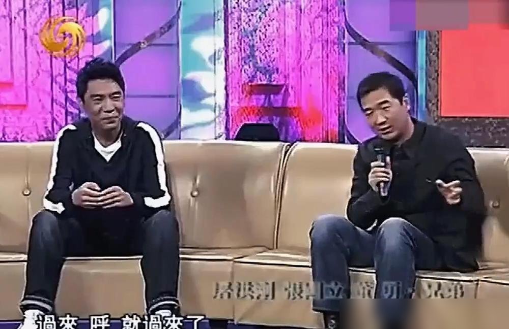 张国立当年被人围住，屠洪刚直接把车钥匙塞他手里。
让他先开车走，车保住，人也别出事。张国立后来说起这事，语气很平，但记得特别清楚。
更早的时候屠洪刚掏钱让他拍霸王别姬的MV。那时候没人觉得张国立能导东西，屠洪刚就敢把真金白银砸进去。最后赔了，可张国立从这开始摸到了导演的门路。
这种关系平时不显
