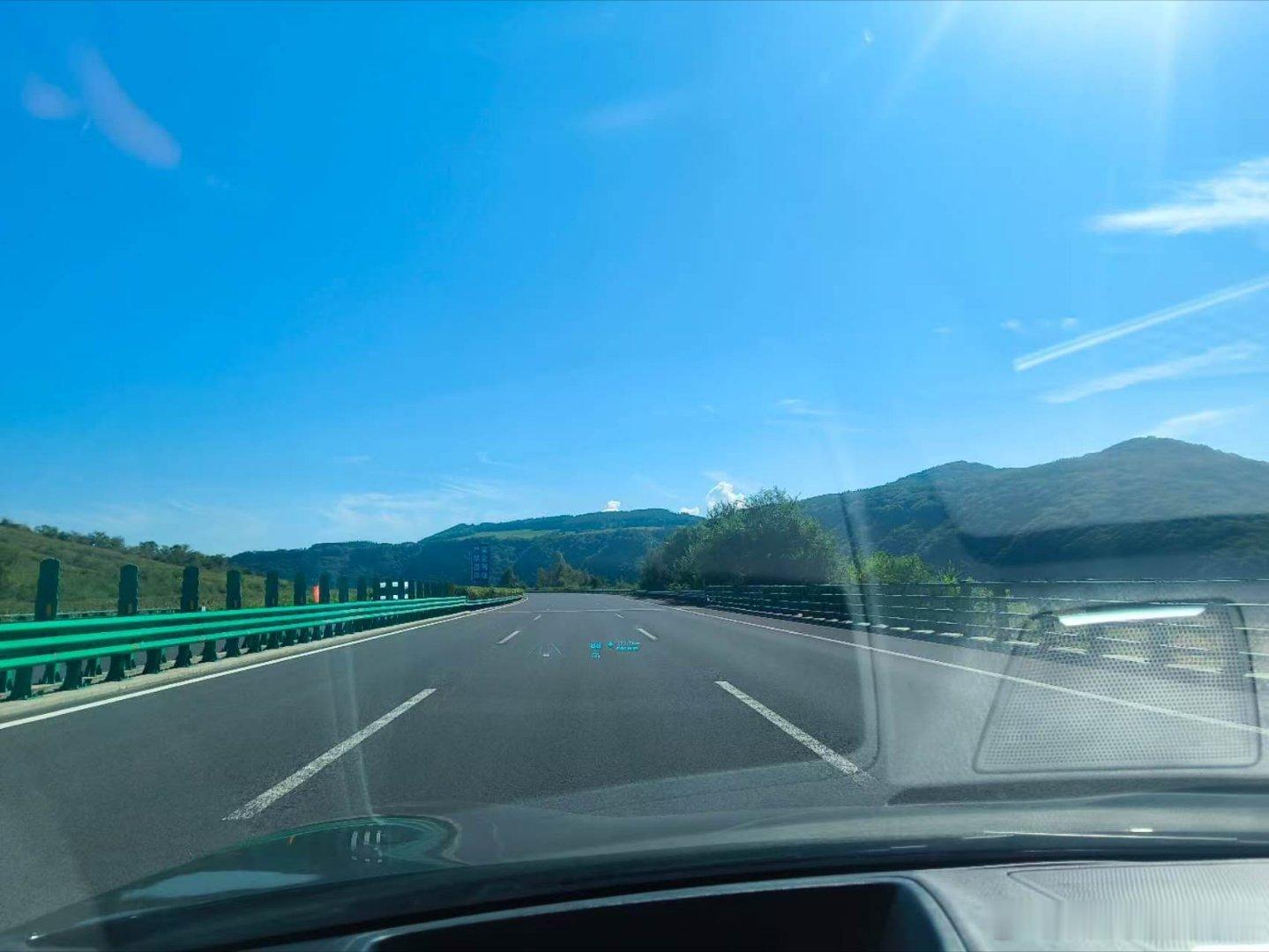 这个中秋，开着深蓝SL03带上家人踏上短途自驾之旅，奔赴属于我们的团圆时光。
一路上走走停停，穿梭在秋日的风景里。长途行驶的时候，辅助驾驶帮我分担了不少开车的疲惫，长时间赶路也不会觉得很累。整车能耗表现很踏实，一路上补能从容，出行没有焦虑。
车内空间宽敞舒适，老人孩子坐在车里都很舒展。 ​