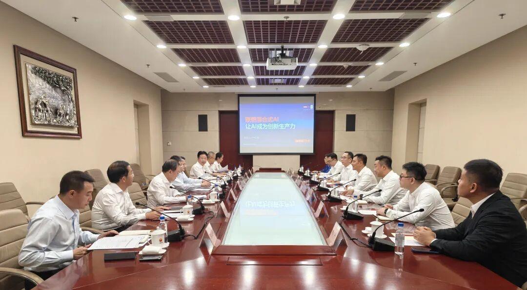 从能源到制造再到通信，科技企业AI圈如何加速跨行业扩容？
 
近期，国家发改委等多部门印发《关于促进人工智能与能源双向赋能的行动方案》，明确到2027年、2030年两个阶段加快构建AI与能源双向赋能体系。简单说就是AI与能源产业要深度融合。现实中“怎么融”？最近联想与中国石油高层会谈内容的曝光，恰好