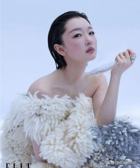 金九刊大战开打，33岁杨紫和34岁周冬雨撞了个正着。一个刚拿白玉兰视后，一个是三金影后，俩人只差一岁，时尚圈的待遇和口碑却差出了一条街。
 
杨紫这次排面给得很足，《V》中文版首登就是金九，单人三封面加三套高定，还是该刊最年轻的90后金九人物。可成片一出来，不少人说她穿高定像偷穿大人衣服，硬凹气场反