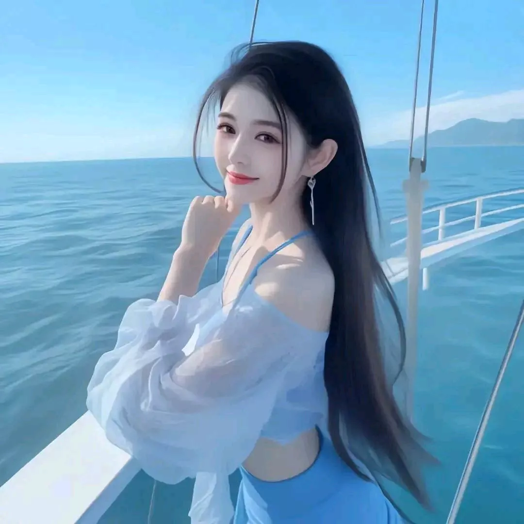阳光明媚的海边，少女轻抚脸颊，海风吹拂发梢，尽显温柔与美好。