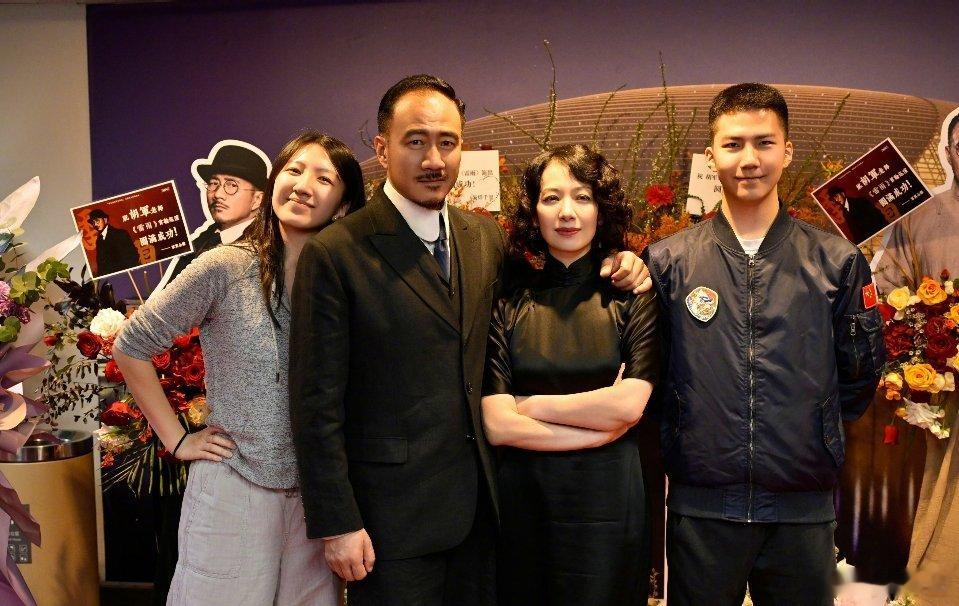 硬汉胡军在外是气场十足的实力派演员，可在女儿面前，永远是温柔靠谱的老父亲。

#胡军全家伦敦给闺女干活##胡军[超话]# ​