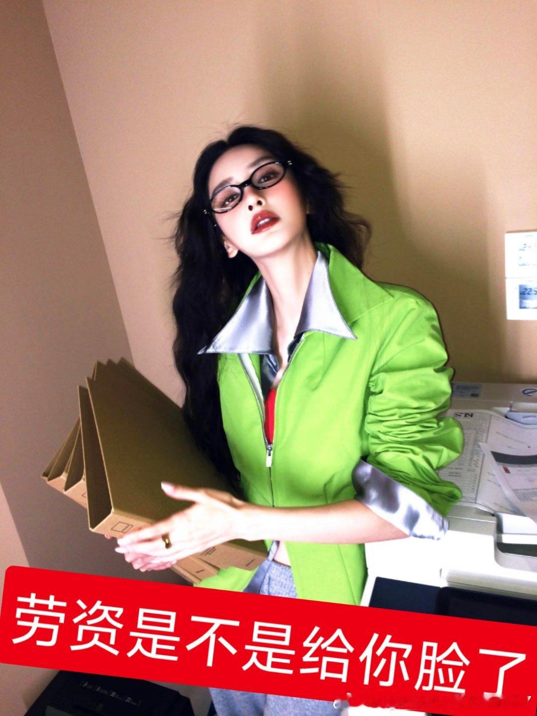 换新摄影说了八百遍了❗️❗️❗️ 粉丝的建议是从来不听的[无聊] 内🐟最废gzs非你莫属[微笑] 说了多少遍换掉scc[顶] 如果是他实力过硬不换就算了 你看他拍的什么？我请问呢？拍的不好还小牌大耍上了 还有 谁给他的勇气替baby训粉？[微笑] ​