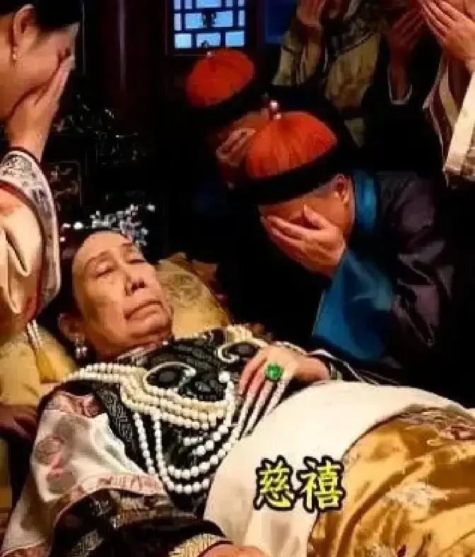 1908年，慈禧咽气前，留下的最后一道口谕，不是传位，而是要她身边最亲的八个宫女，活生生陪葬。

储秀宫后院的偏房里，素云是头一个被叫醒的。天还没亮，太监崔玉贵站在门外，声音压得极低：“都起来，老佛爷有恩典。”素云在慈禧身边梳了七年头，手稳话少，是八个里最得脸的一个。她当下还以为是要去榻前守最后一程