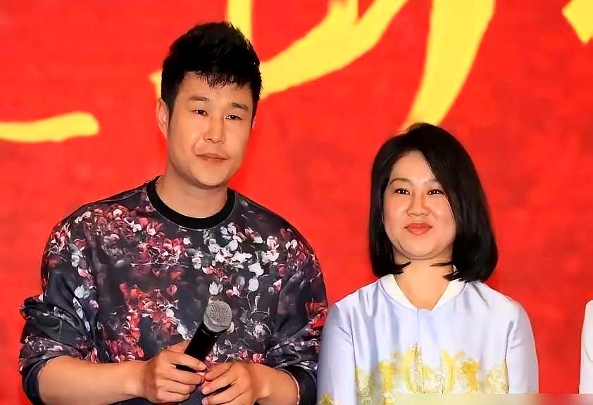 预售不到一千万，三天票房硬砸破一个亿，这逆袭把市场看懵了。

首日4850万的数据一出，业内跌破眼镜。沈春阳首执导筒，小沈阳零片酬上阵，夫妻俩扯着嗓子跑路演，硬把死局下活了。

看看演员表里那二十多个喜剧熟脸，全是刷脸欠下的人情债。小沈阳白天带病跑影院，晚上赶综艺通告，连轴转得像个陀螺。

破亿看着