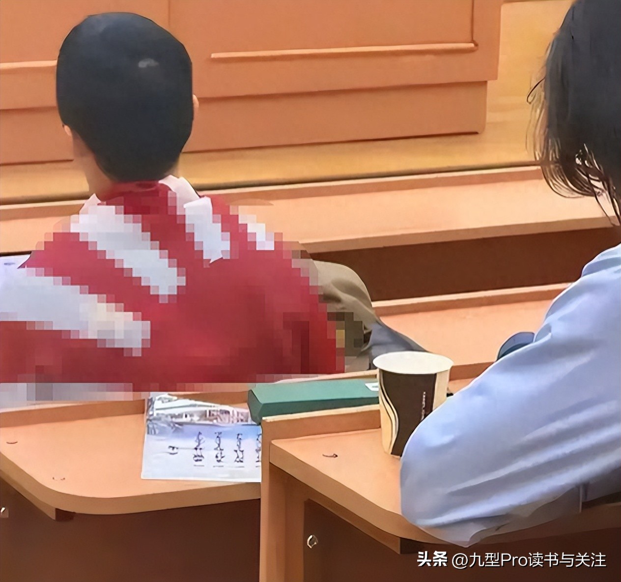 这两天，这件事已经上热搜了，大家纷纷议论，吵得不可开交，我前后了解捋一捋，大概情况是这样的：
2026年10月14日，莫斯科国立大学历史系一名中国籍留学生（媒体报道姓名为陈宇昕，24岁，江苏南京户籍）在《日本史·亚非国家史》课堂上身披旭日旗、桌上摆放仿制二战日军