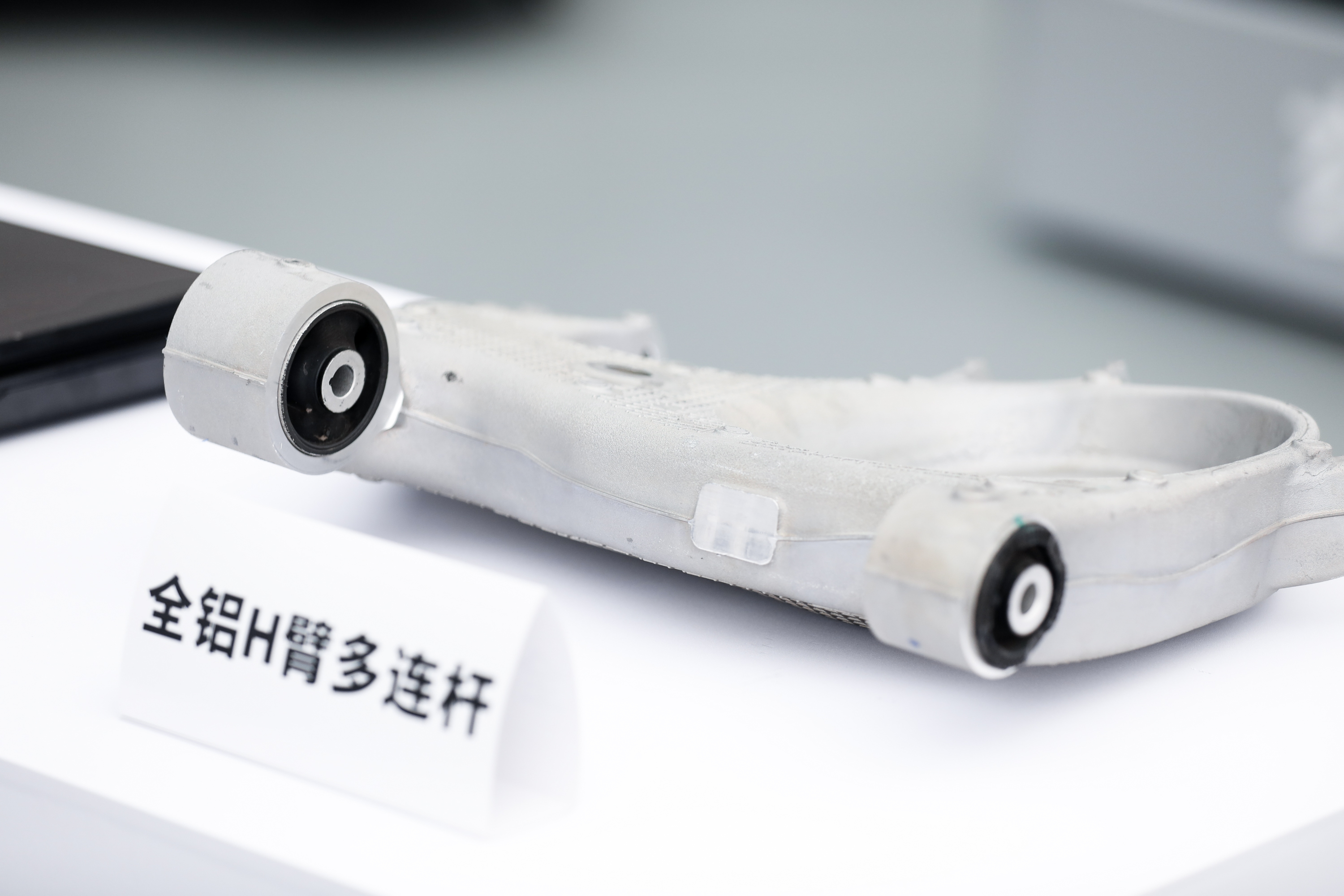 启境GT7的车身安全设计，在8月16日广州全球首拆L3架构量产实车活动里被完整拆开展示，站在那个白车身骨架旁边，能直接感受到材料的厚重感。玄盾笼式白车身超高强度钢占比超90%，关键部位使用航空级2200MPa热气胀管梁。2200MPa这个数字，对应的是在同样截面积下，远高于常规高强钢的抗形变能力。笼式结 ​