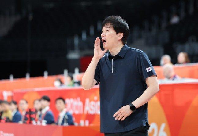 韩国女篮主教练朴秀浩谈半决赛：
“中国队是世界强队。今天的比赛中，我们也有部分内容就是为了对阵中国队做准备。我们会利用明天上午的时间继续备战。”
 “我们必须积极跑动。转换进攻与投篮是我们的优势，要尽可能打出快节奏进攻。我要求许艺恩、安惠智等后卫多送出助攻，创造外线机会。除了运球传 ​