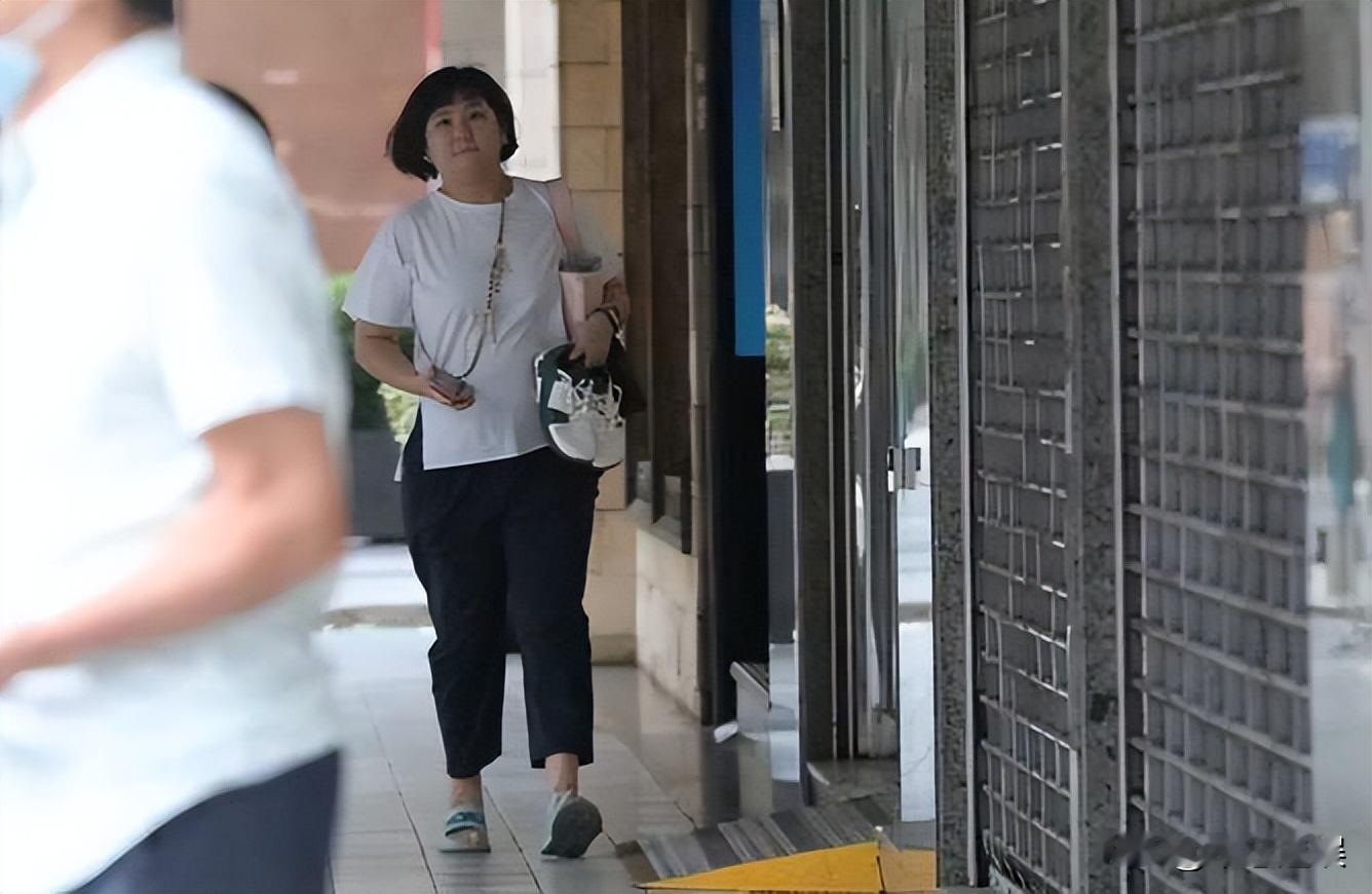 Selina生活照曝光第二天

恶心的一幕上演了

Selina的父亲连夜发声：“她现在过得很好、很充实，她一直是我心中最爱的宝贝女儿。”

事情的起因是：“SHE”组合成员Selina（任家萱），被台媒曝光了生活近照。

画面中，Selina胖出了幸福肥，与老公一起去接孩子放学，一家三口有说有笑的