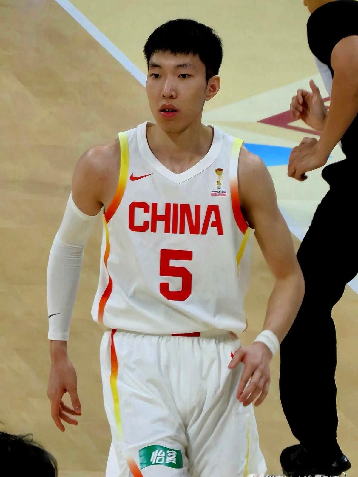 昨晚看CBA，庞峥麟和廖三宁对位，镜头一拉近我惊了！这俩人长得也太像了...