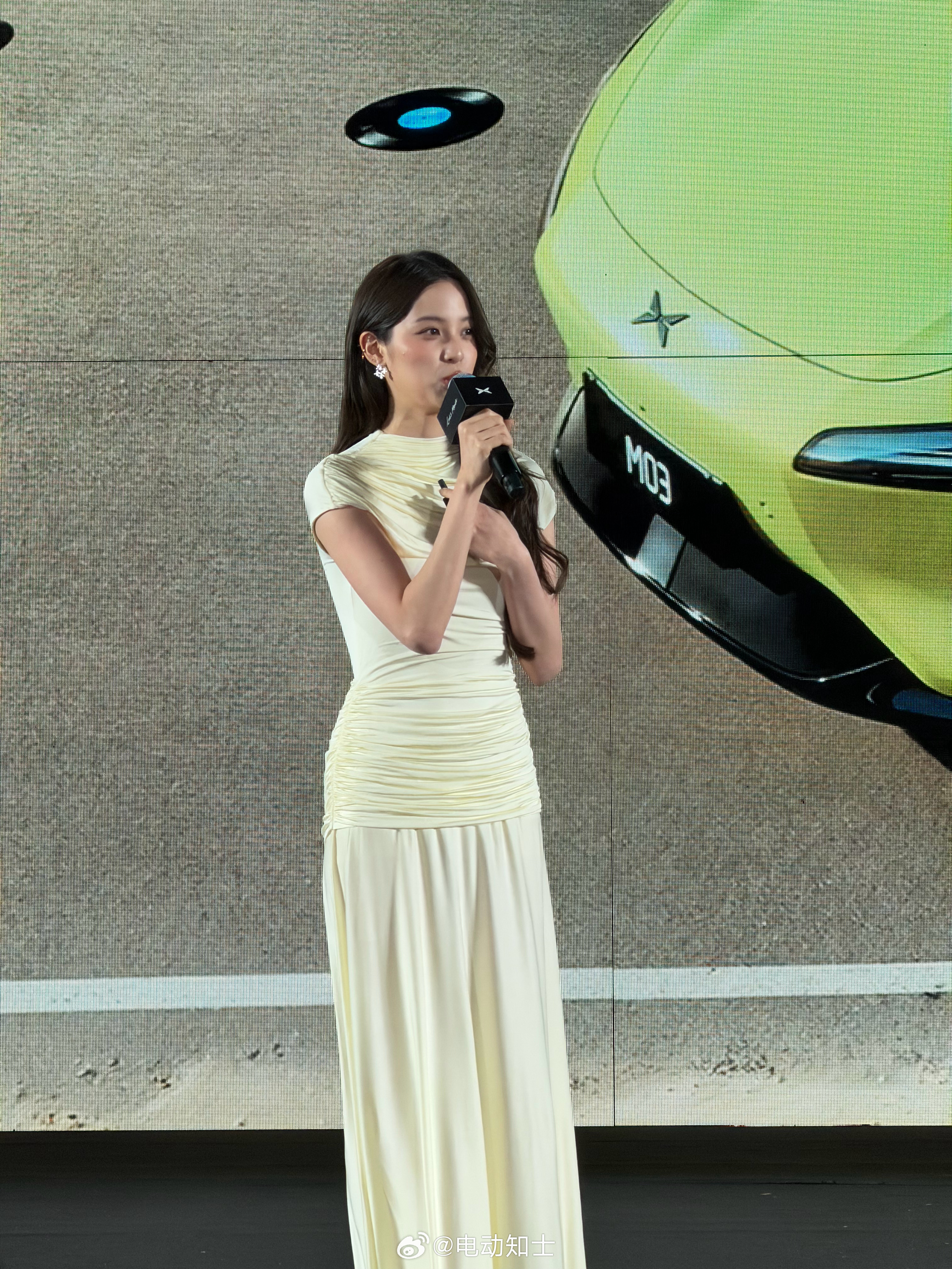 给大家拍拍欧阳娜娜，美女真的很养眼[喵喵]  ​​​