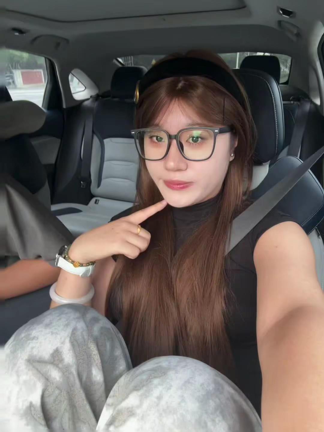 <p>笨蛋美女 <!--{img:0}--><!--{img:1}--...