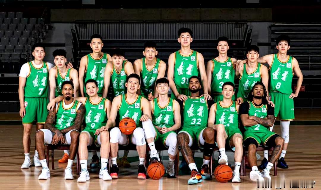 CBA常规赛第五轮广厦坐镇主场以90-84击败辽宁。
 

整场看下来，明眼人都能发现辽宁队现在的问题根本不只是哨子。
 

哨子偏不偏？
 

确实偏，全场罚球26比11，上半场广厦就站上罚球线20次，换谁当主教练都得在场边跳脚。
 

但这遮不住辽宁队目前阵容老龄化与战术单调的硬伤。
 

第一
