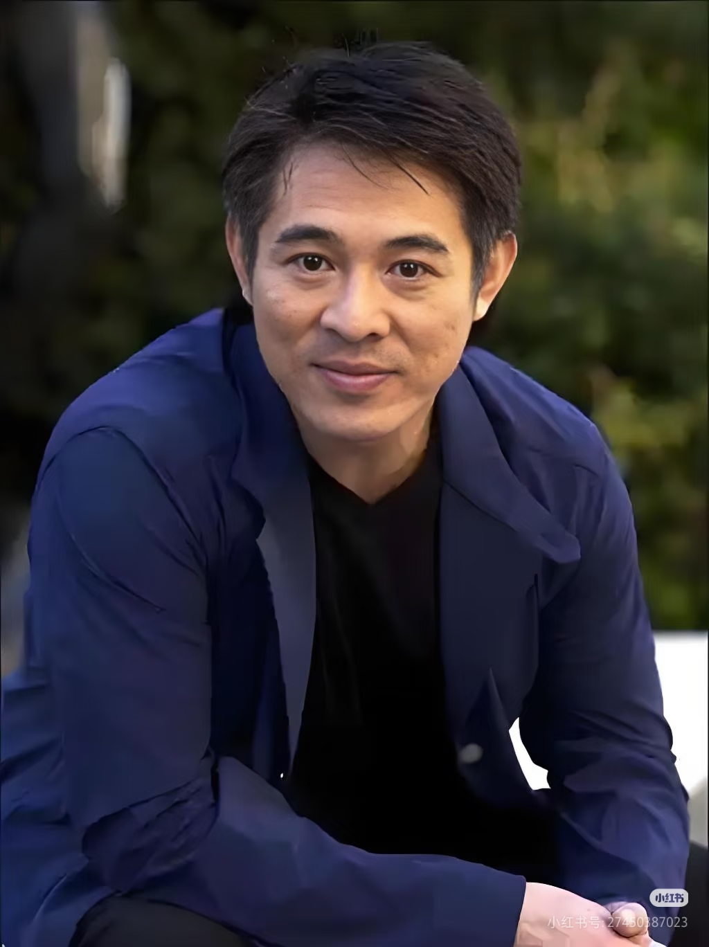 63岁的李连杰最近发的视频看得人心里直发酸，整个人瘫靠在椅背上满脸倦容，说着说着直接趴在桌上，清瘦的脸上皱纹爬得满是，半开玩笑自嘲自己快得阿尔茨海默病，手麻得连动都费劲。
他说本来想放空睡一整天，结果团队一天催了十多次处理工作，半分闲都捞不着。
其实大家都知道他早年拍功夫片全是硬上，高危动作从来不用