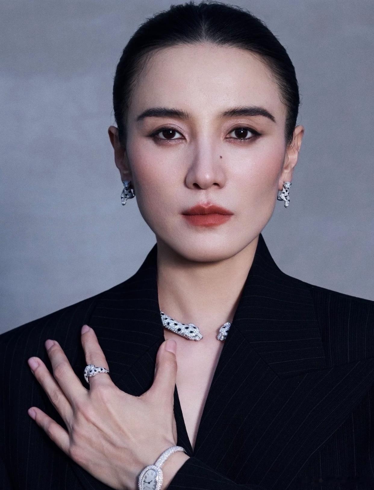 1. 贾乃亮并不排斥网络上的相关玩梗，甚至愿意分出一部分项目资源给到前妻一方。说到底，有热度就有商机，有流量就有变现的机会，艺人自然很难拒绝。

2. 乔欣至今没有怀孕生子。有网友直言，如果不是男方家境优渥，单看外貌条件，乔欣未必会选择步入这段婚姻。

3. 宋佳自去年拿下金鸡奖之后，一直没 ​