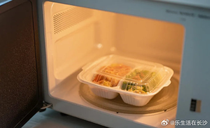 【5个习惯减少微塑料风险】塑料制品无处不在，但你可能没意识到，一些日常...