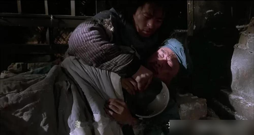 周星驰在监视器前看哭了，直接把头埋进炭灰里。
拍《武状元苏乞儿》那场吃狗饭，剧本原本不是这样。吴孟达演的父亲，把狗饭递过去，脸上全是护着儿子的卑微。周星驰盯着屏幕，当场绷不住。
陈嘉上后来讲，拍苏灿落寞时他只说了一句要最落寞的瞬间，周星驰坐上大烟床，唱起凄厉的《红烛泪》。没哭天抢地，反而更疼。