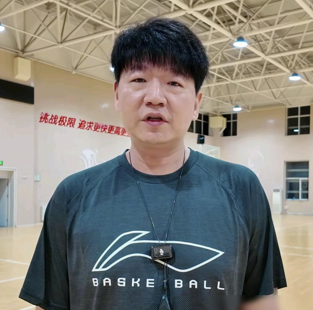 上海男篮到手的NBA大外援飞了，就因为2019年在美国抽过大麻。
9月30日还传得火热，说霍姆斯和麦基二选一，10月1日就拍板签了麦基。霍姆斯连谈判桌都没坐热，直接被踢出局。不是钱没谈拢，也不是水平不行，是CBA刚开了警示大会，外援禁药史要倒查。霍姆斯当年在迈阿密因为非法持有大麻被逮过，这底子一翻