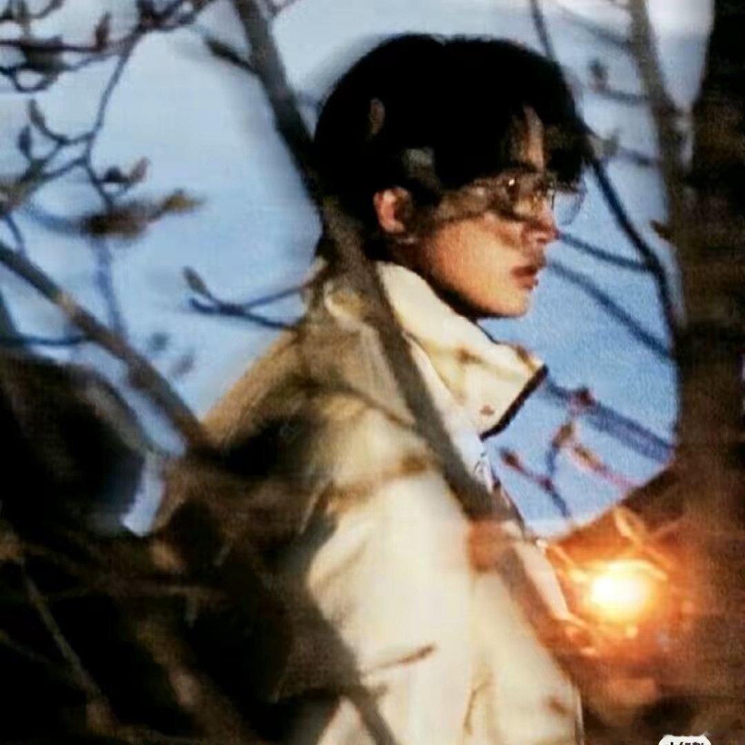 #国庆叙热爱，与毅共金秋#[心] #李宏毅拾光有毅# 

Day4，我想想印象深刻emmm其实每次线下见面都很喜欢，感觉李宏毅是一个嘴硬心软的人，那次参半嘴上嫌弃但是小猫耳朵没少还走下来牵手啊啊啊我真的啊啊啊
​