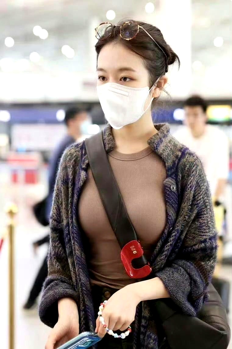 李兰迪现身机场，一身常服捂得严严实实，却凭着生图里的优越曲线直接冲上热搜，评论区全在刷“张新成吃得太好了”
 

现在的年轻女星大多都在拼命卷“白幼瘦”，个个饿得像纸片人，她这种骨肉匀称的线条反倒成了稀缺款。拉链老老实实拉到领口，浑身上下没露一点肉，偏偏走起路来身段凹凸有致，线条感完全藏不住