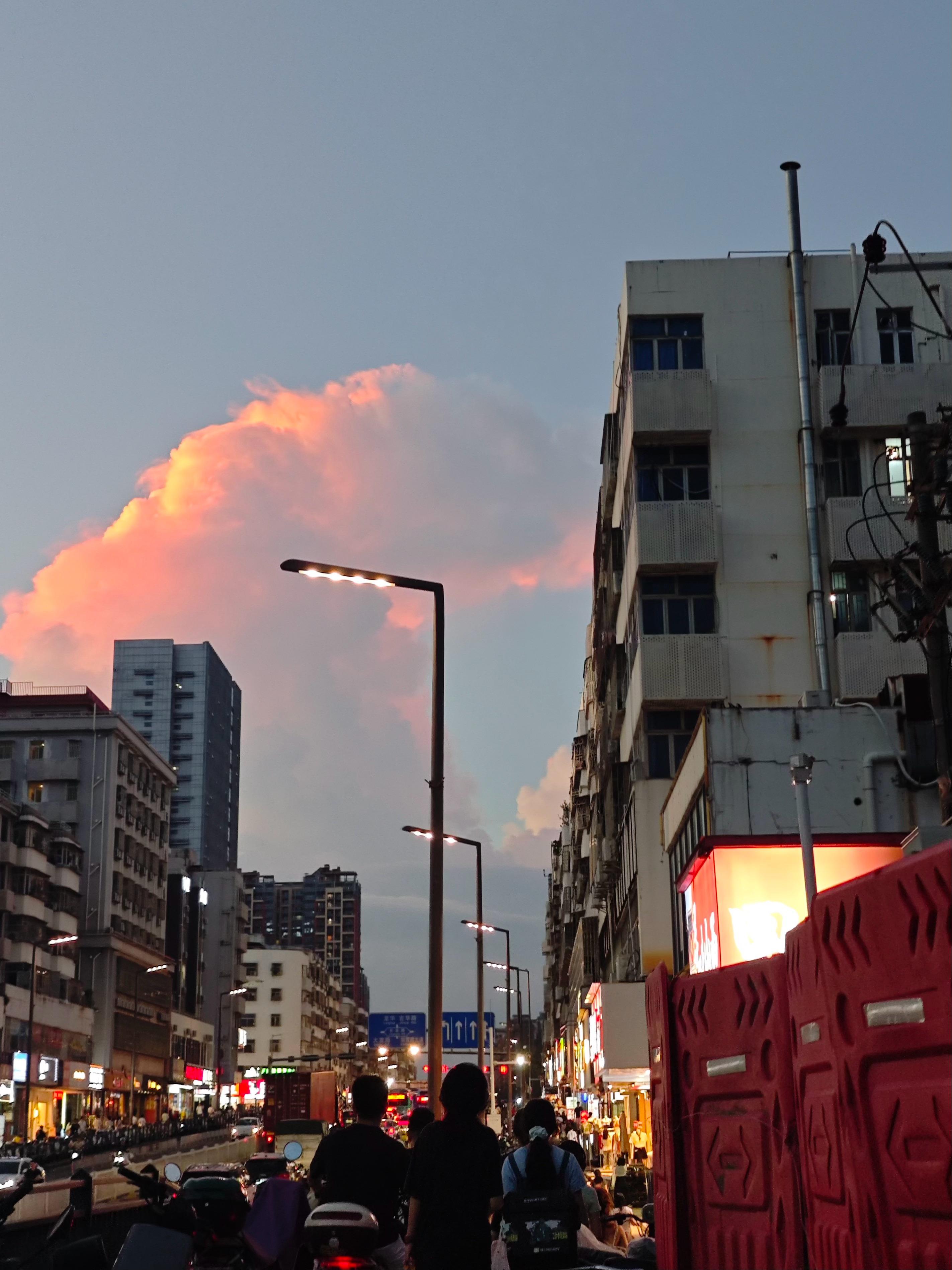 #七夕##电影欢迎来龙餐馆# 
下班路上人流车流的拥挤与堵塞让我感慨 过年都没有这般热闹 
也许也跟平日生活节奏太快也有关系？仿佛很久都没有看到这种场面 置身这种热闹第一反应竟然是有些不适应 不真实

经历了卡点➕地址搞错➕偏航➕兜远路等一系列没规划好的雷点后我对着家属就是噼里啪啦狠狠输出一 ​