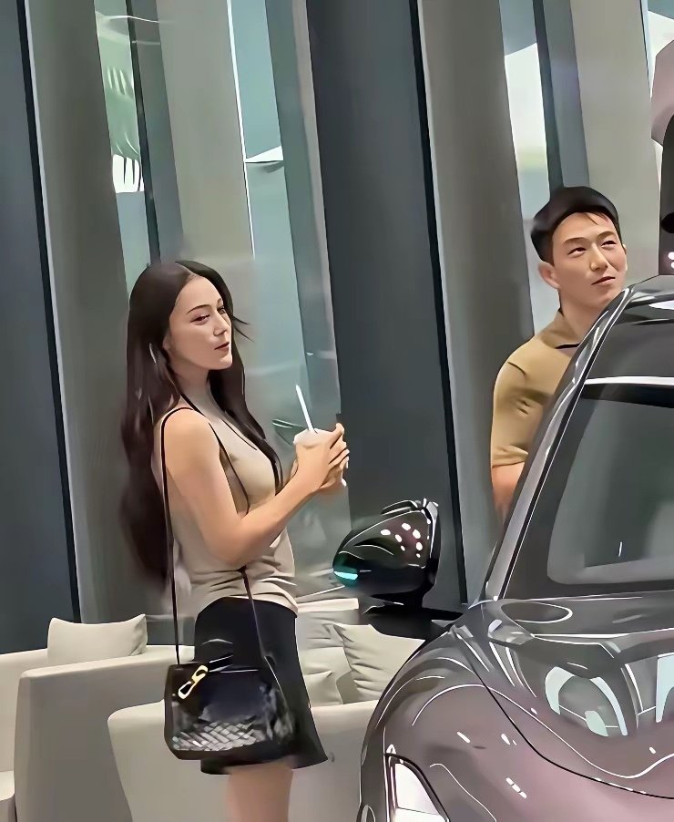 景甜这件事上，
就看得出张馨予有多么的清醒！
陪老公看十几万的车，她眼里没有嫌弃，只有满满的爱。 ​