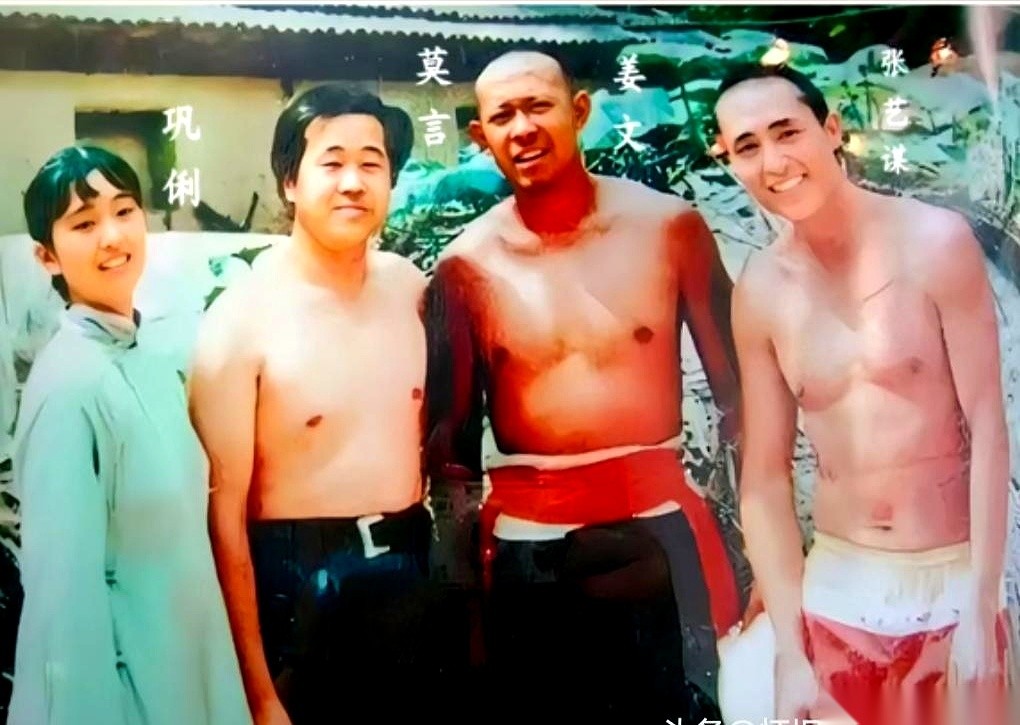 24岁的姜文在山东高密踢碎了莫言家唯一的暖水瓶。
屋主莫言没恼，反而当场打趣说这部电影肯定得爆。
37岁头回当导演的张艺谋还要带着22岁的中戏学生巩俐回去接着拍戏。
设身处地想一想，换作咱们普通人去别人家做客，一脚把主人家独一份的热水瓶给砸了个稀巴烂，现场得多尴尬。换个稍微计较点的主家，就算嘴上不说