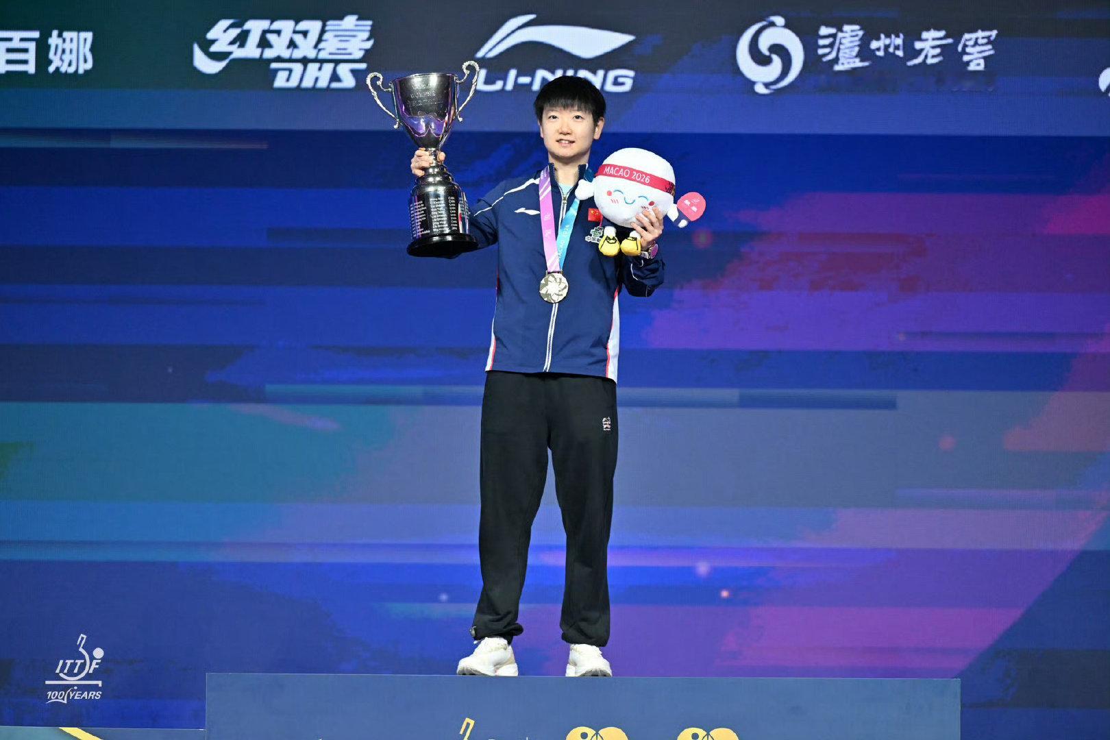 一日两战，先夺女双冠军，再胜张本美和闯入女单决赛，王曼昱在WTT中国大满贯用统治级表现重返世界第一。  17天内第五次击败张本美和，王曼昱的统治力从何而来王曼昱对中国大满贯女单半决赛的准备，体现在她对
