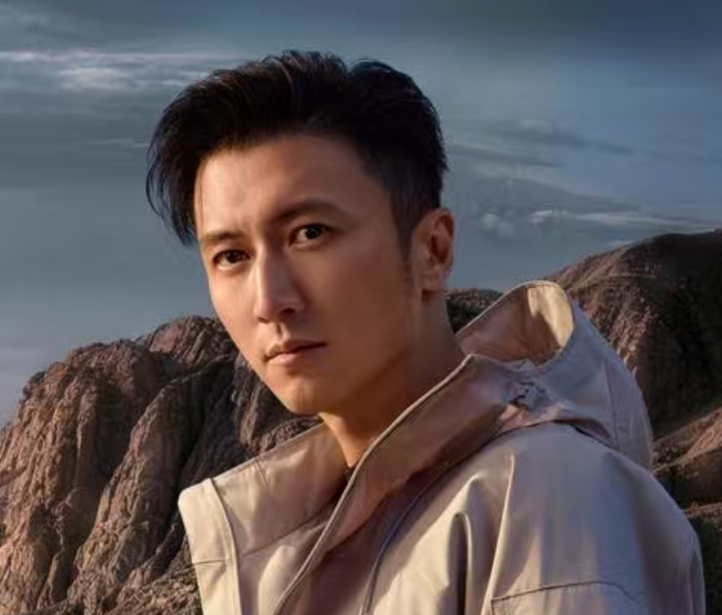 #银河战舰700预售价19.98万元起#  推出6款车型，预售价19.98万元起，谢霆锋也官宣代言。这车我前面提过好几次：从直拔尼三锅，到环塔标准夏测。

它是基于GTA原生新能源越野架构打造的插混硬派SUV。

动力方案里最猛的是2.0T加三电机四驱、机械差速锁：综合功率830kW，四轮峰值扭矩13920N·m，零百加速3 ​