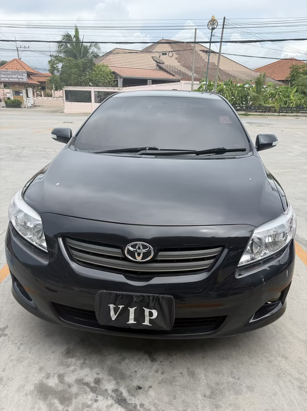 🇹🇭泰国自用代步车出｜丰田Corolla Altis 1.6 E CNG
经典十代卡罗拉，油气双燃料版本
✅CNG天然气，日常通勤成本极低，跑市区很香
✅丰田品质，皮实耐造，配件随处可买，维修不贵
✅黑色外观，漆面状态实拍，家用代步足够省心
✅空间够用，家庭出行、日常买菜通勤都合适
	
📍看车地点：春武里
可现场试驾，手续齐全，诚心要私聊看更多细节视频
	
#泰国二手车 #春武里二手车 #ToyotaAltis #泰国代步车 #在泰国买车 #泰国生活
