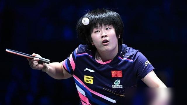 20岁世界排名24，国乒亚锦赛女团名单里居然没她，反而让21岁的徐奕上了。
覃予萱只拿到女单资格，女团直接落选。刚结束的中国大满贯，她首轮2比3输给韩国李恩惠，五局苦战还是没扛住。下个月伊斯坦布尔站，她得身兼三项，单打双打连轴转。
反观徐奕，排名不如她，近期也没打出什么炸裂战绩，却稳稳进了团体名