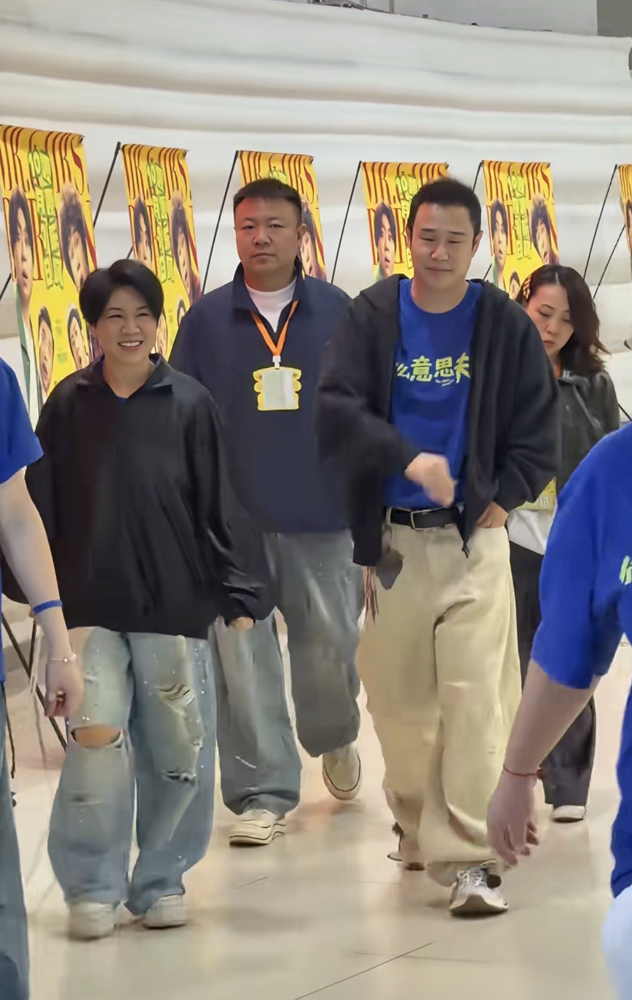 沈阳街头有人拍到小沈阳两口子，沈春阳瘦得差点没认出来。跟以前圆脸盘判若两人，评论区直接炸了，都在问是不是动刀了。
结果她直播间一句话给堵回去了：没整，就是管住嘴迈开腿。每天流的汗能灌半瓶矿泉水，饿了就啃黄瓜。硬生生掉了20斤。
你再看他俩穿的，跟普通夫妻逛早市没啥区别，手还牵着。
人瘦了，面相