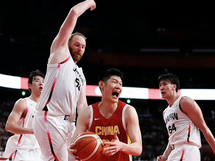 日本男篮时隔64年再次打进亚运会决赛。日本球迷不敢相信这样的结果：
 
“中国队几乎是完整的一线主力，而日本只是二队，居然打赢了！”
 
“就在几年前还大比分输给中国，太厉害了。这批同世代年轻球员放开打、完成大爆发！本届赛事进步惊人，现在就只剩夺冠了！”
 
“说实话，赛前完全没想到会打出这样的结果