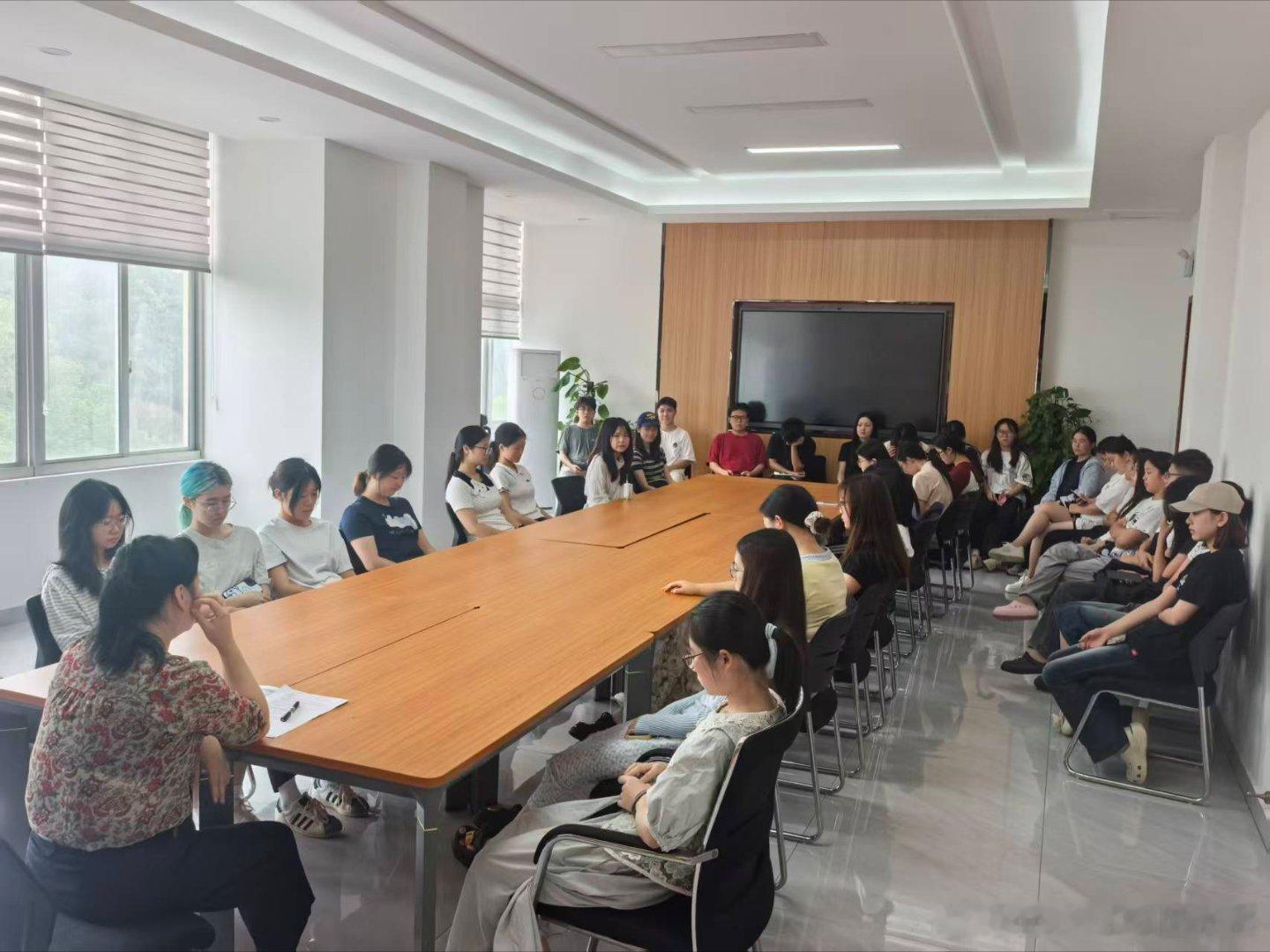 一堂专题讲座 —邀请网络安全专家进校。围绕 “智能时代 
网安护航 ”主题，结合如 AI 诈骗、深度伪造、钓鱼邮件等新型 
案例，面向师生开展网络安全法律法规与识骗防骗技能专题讲座。 
牵头单位：信息化工作办公室、校属各单位 
一项闯关答题 —组织师生参加 2026 年湖南省网络安全知 
识竞赛， 9 月  ​