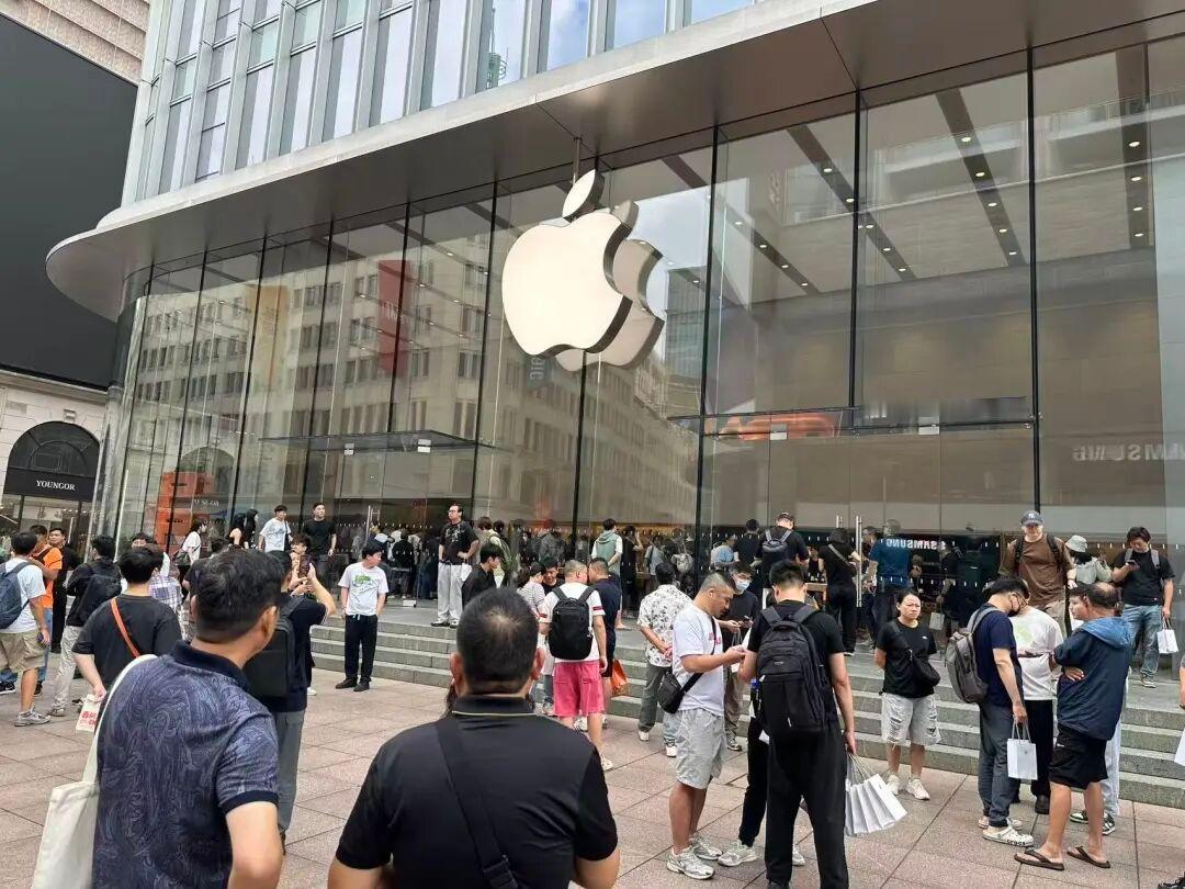 【#手机商囤230台iPhone17亏超11万#】#囤iPhone17的手机商亏惨了# iPhone 18 Pro系列正式开启预售后短短两天，已经有电商平台将新品的价格“打了下来”。9月14日，某电商平台显示，256G的iPhone 18 Pro售价已经降至9099元，较苹果官网9999元的售价直降900元。#苹果或推出三款折叠屏手机#

此番900元的 ​