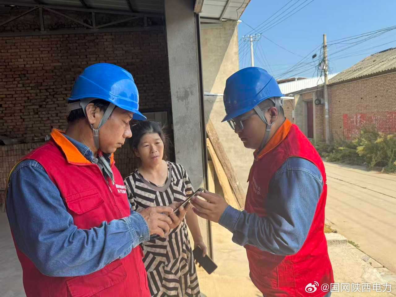 #做好人民电小二##双满意在行动#【华阴公司：进村入户解难题 便民服务暖农家】9月4日，组织华西供电所党员服务队走进北洛村农户家中，手把手指导村民线上用电业务操作，宣讲安全用电知识，发放电力连心卡，及时回应群众用电诉求，把便民服务送到农家小院。 ​
