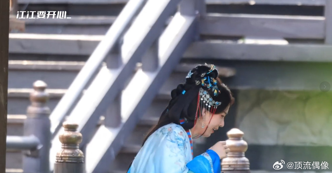 #陈瑶在片场被蜜蜂吓到#
很难得看到这样真实的片场瞬间，陈瑶遭遇蜜蜂的意外骚扰，尽力维持角色该有的情绪状态，肉眼可见的强装镇定，各种小举动都透露出满满的慌张，反差感直接拉满 ​