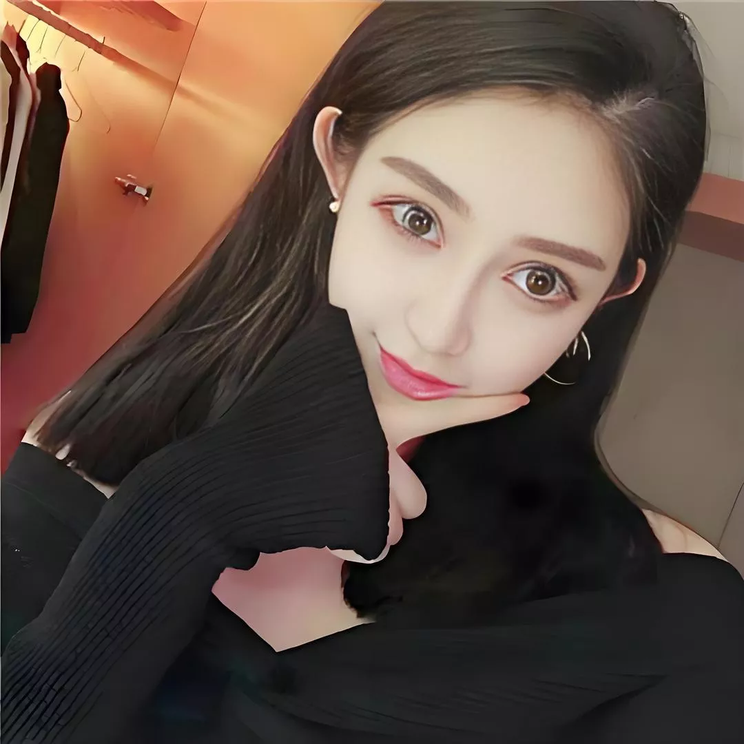 优雅黑丝，甜美笑容，魅力无限！