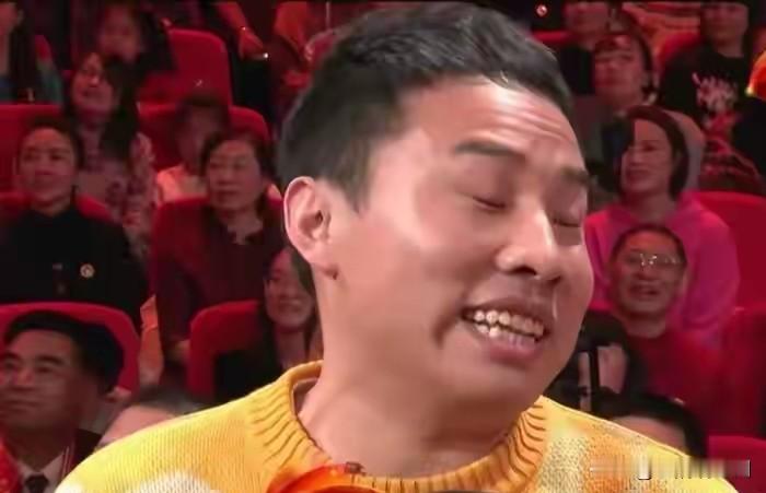 分别看完徐志胜、李雪琴、小奇的脱口秀合集，
我从中发现了一个秘密。
好笑只是一层壳。
真正打动人的，全是藏在段子背后的委屈。
 
徐志胜拿长相自嘲，看着大大咧咧。
那些玩笑，其实是跟过去的自己和解。
 
李雪琴慢悠悠讲话，丧丧的。
笑着讲那些拧巴、孤单，讲普通人逃不开的内耗。
 
小奇更狠，拿学历当