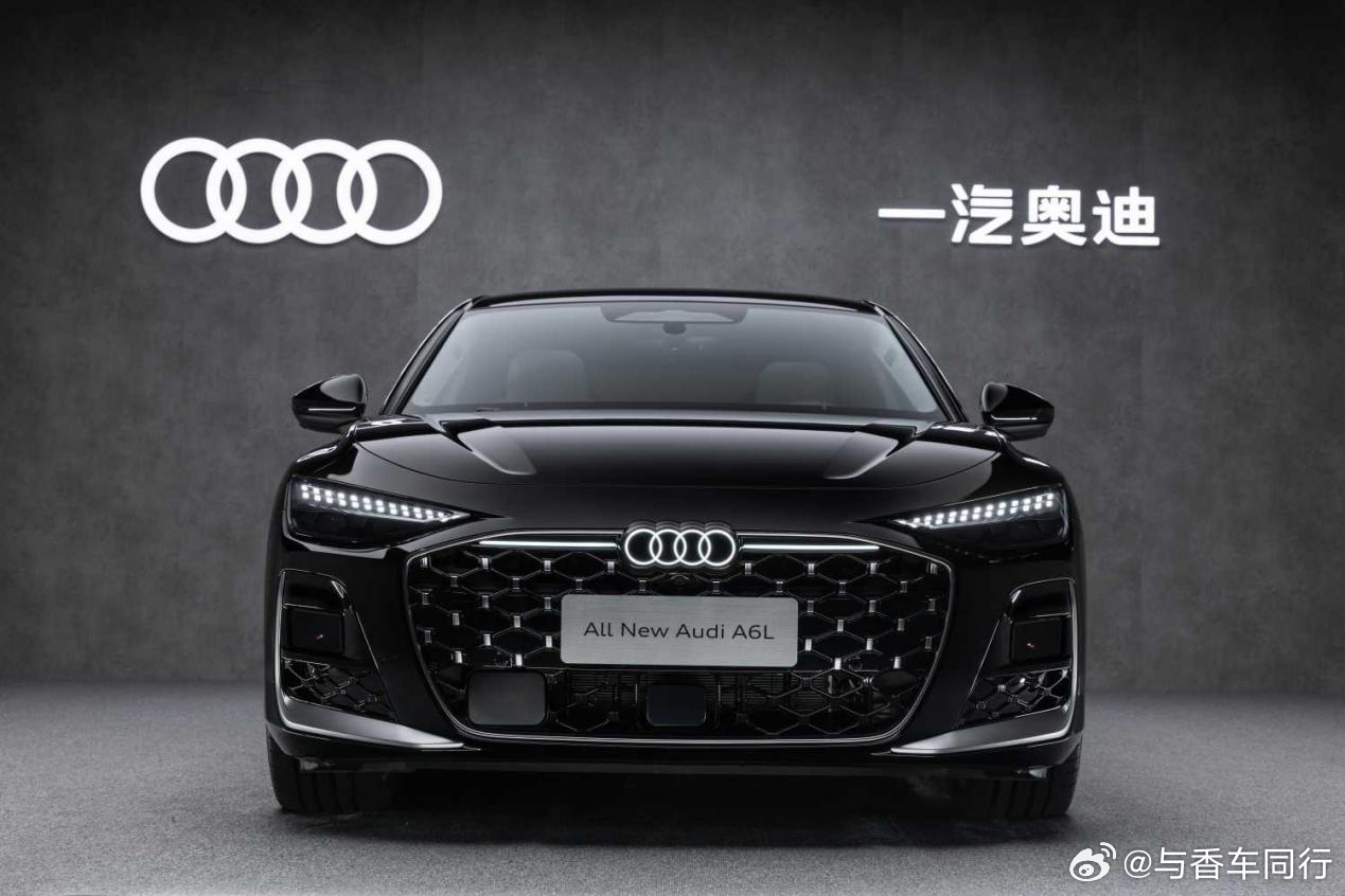 空气悬架抑制俯仰，全新奥迪A6L缓解起步仰头刹车点头现象
车辆起步仰头、刹车点头，会直接影响车内驾乘人员的乘坐体验🛞。全新奥迪A6L配备同级领先自适应空气悬架，车身高度拥有30mm智能调节区间，悬架可以实时动态调节阻尼与车身姿态📐。
能够有效抑制起步仰头、刹车点头这类车身俯仰现象。举升模 ​