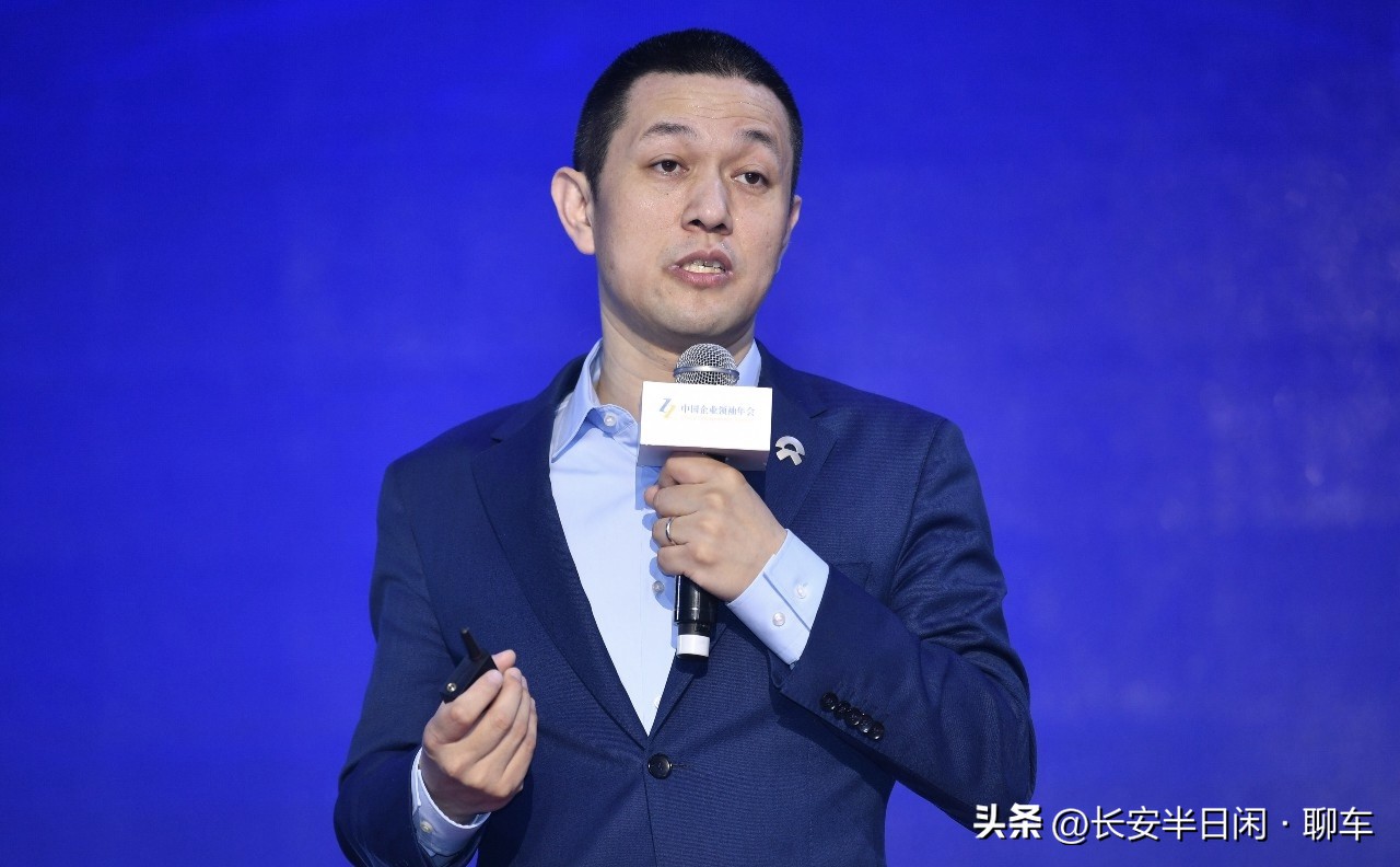 车市迎来最残酷决赛，靠一招鲜的时代已经结束
 
蔚来李斌最新公开发声：中国汽车行业，已经进入最残酷的决赛阶段。
 
他判断，未来三到五年，国内车企格局就会基本尘埃落定，接下来这两年，就是生死窗口期。
 
过去一款爆款车、一项亮眼技术，就能快速出圈。但现在这套逻辑行不通了。
车市竞争，已经从单点比拼升