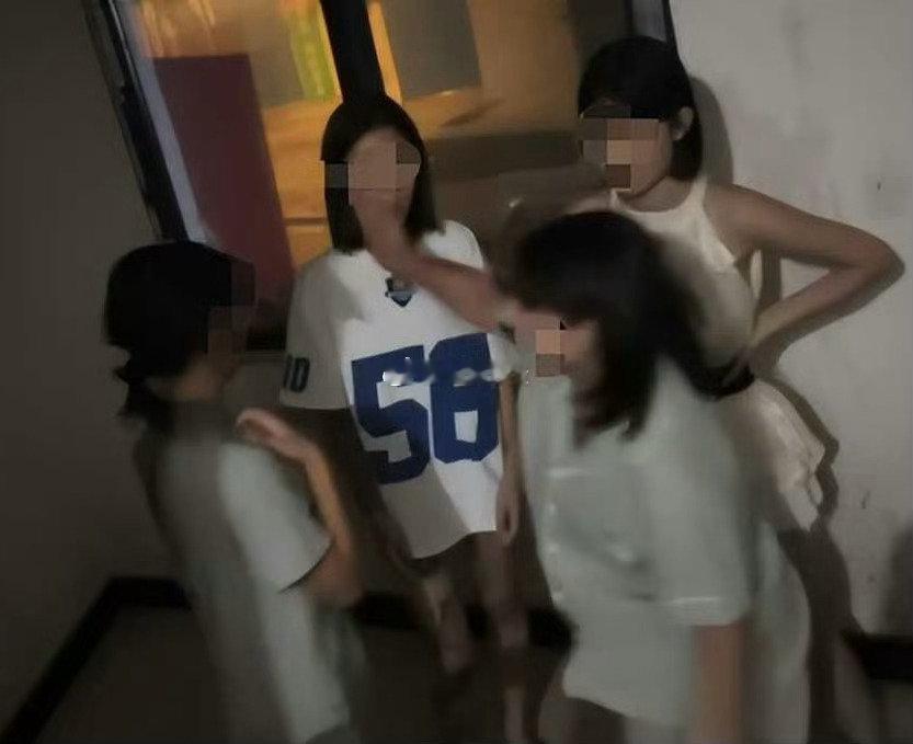 重庆城口县一名14岁初二女生因矛盾纠纷，被同龄人邀约多名未成年人及成年人围殴，涉案7人已全部被警方抓获。

#重庆14女生被殴打7人被拘# ​
