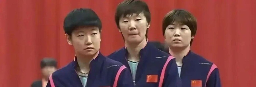 孙颖莎刚被王曼昱从世界第一的位置挤下来，只差10分。三天后，她输给世界排名101位的泰国选手帕拉南，止步32强。
2026年9月14日，国际乒联公布第38周世界排名。王曼昱9115分，职业生涯首次登顶女单世界第一。孙颖莎8975分，落后140分。这是王曼昱打球这么多年，第一次站到那个位置上。
9月2