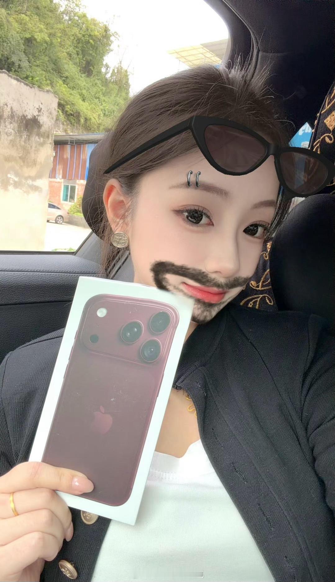 年轻人对新款iPhone那份失控的心动是可以理解，还没拿到手机就忍不住想晒一下订单的那份失控的喜悦也是可以理解的，谁还没年轻过呢，下回记得把订单号打码，倒是这个骑手看到别人的订单号就觊觎别人的iPhone甚至还冒领别人的iPhone，这是不可取的，是需要负责任的！#女子买iPhone18Pro被5名骑手冒领快 ​