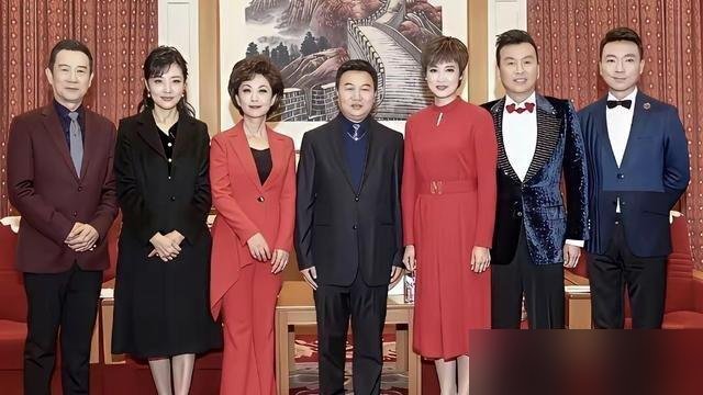 央视新合照，康辉撒贝宁全站两边了，C位是两个生面孔。
许斌、程河源，一个主持过《文化十分》，一个青海总站跑出来的记者。俩人10月3号4号接连上了《新闻直播间》。8月那波更狠，孙亚鹏、李秋莹刚在《中国新闻》露脸，00后的陶忆雯已经挑大梁了。
老员工李晓东直接发文确认离职。没有撕逼，没有内幕，就一句