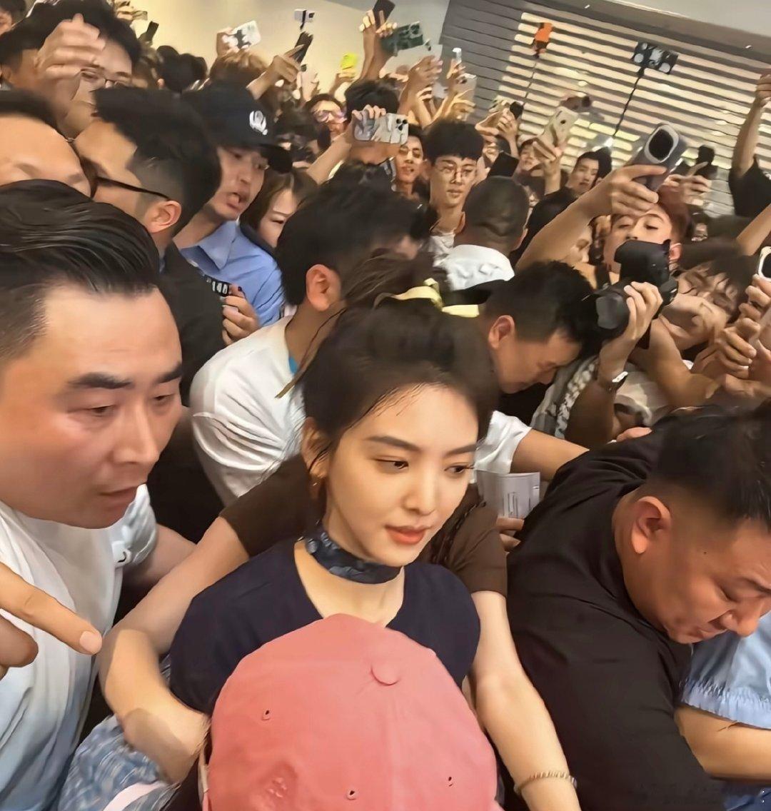 盘点普男的那些双标瞬间[捂嘴哭]

女神章若楠和男神周杰伦最后悔的事情就是有这些成分不明的粉丝，别再给自家招黑了[捂嘴哭]。心疼章若楠跟和周杰伦[苦涩]

你们追星追这个黑人小哥，你们看黑人小哥理你们吗，我们的华国大男人不是说要拒绝媚黑吗，停停停怎么回事？[捂嘴哭] ​