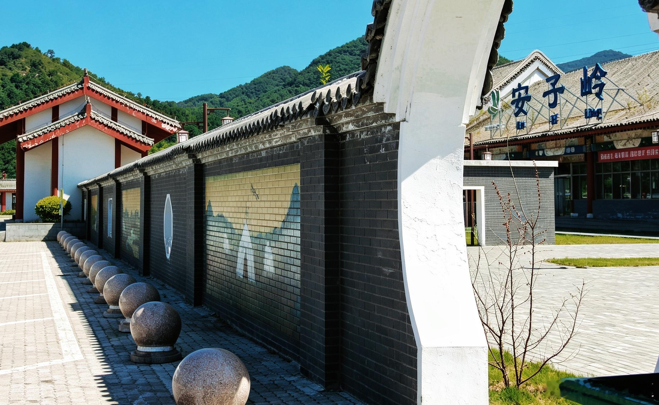【河北高速安子岭收费站将《千里江山图》搬进服务区，打造诗意休息地】一笔一画绘山河，一墙一景润旅途。河北高速承德分公司将《千里江山图》经典元素融入安子岭服务区改造，六幅国风墙绘亮相青砖墙面，青绿山水、骏马草原尽显传统雅韵。同步完成广场地砖翻新、破损修补、适老化改造，颜值与内涵双双提 ​
